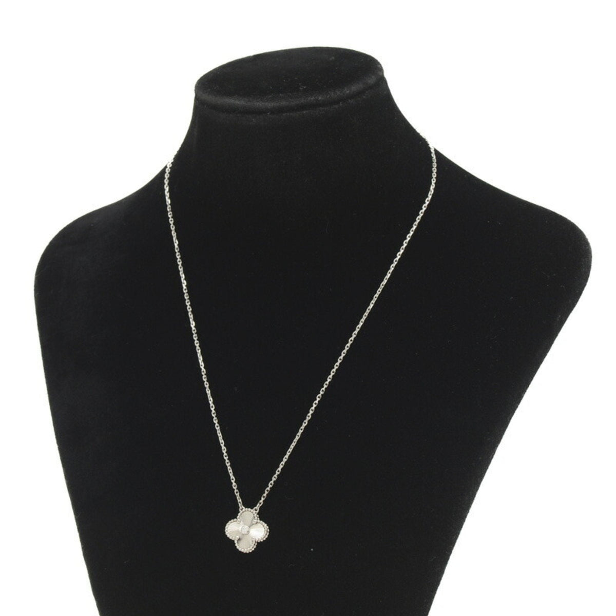 Sliver Clover Stainless Steel Necklace – A Statement of Elegance