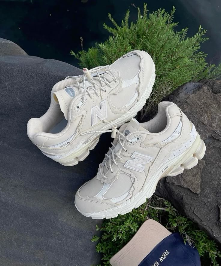 New Balance 2002R