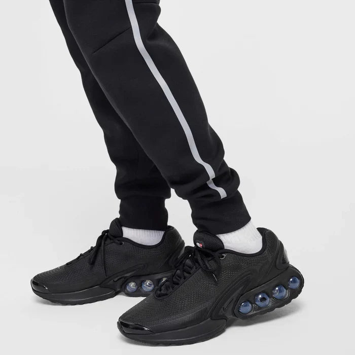 Nike Sportswear Tech Fleece Reflective Details